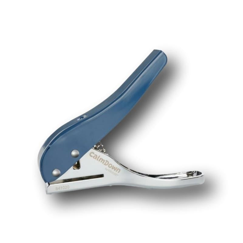 Mit der CalmDown Lochzange lassen sich Löcher in Kunststoff-Halskragen stanzen, damit der CalmDown Post-Op Button sicher befestigt werden kann.