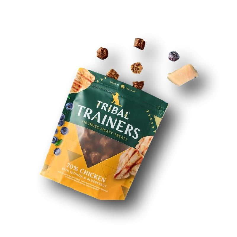 Tribal Trainers Leckerlis mit Huhn und Blaubeere sind feine Trainingssnacks für Hunde, gut portionierbar und ideal für Alltag, Training und unterwegs.

Tribal Trainers Leckerlis Huhn & Blaubeere für Hunde in praktischer Verpackung, feine Trainingsbelohnung mit Geflügel und fruchtiger Note, ideal für Spaziergänge, Training und kleine Genussmomente.